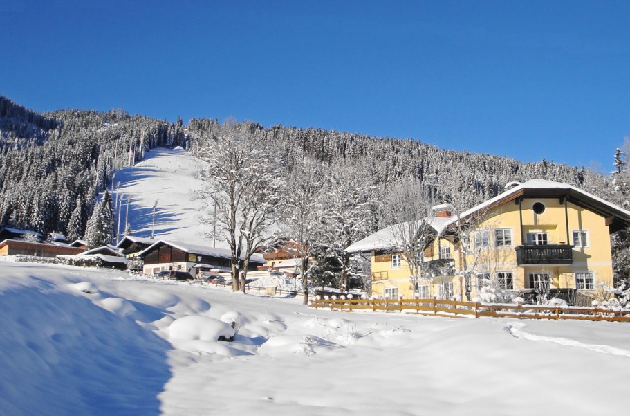 Apartments Geistlinger, im Hintergrund das Skigebiet Flachau